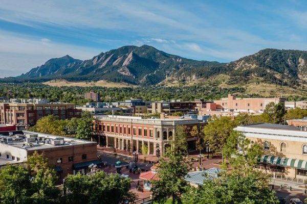 Boulder skyline in front of mountains in daytime